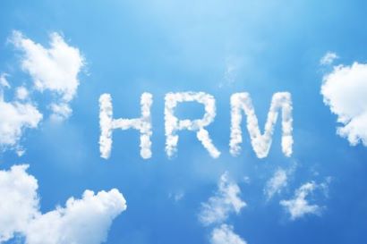 Mooie blauwe lucht met wolken die HRM schrijven